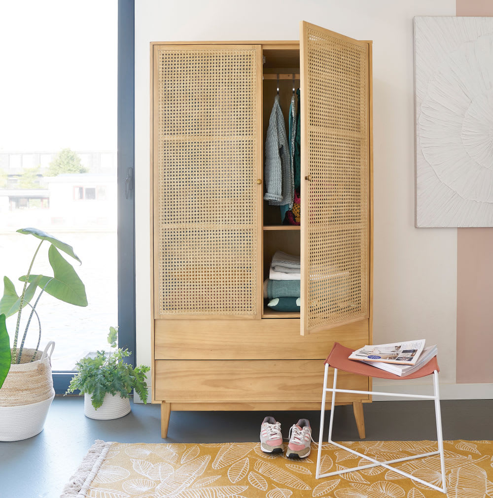 Armoire Japandi 2 portes battantes 2 tiroirs cannage en rotin – Suzelle