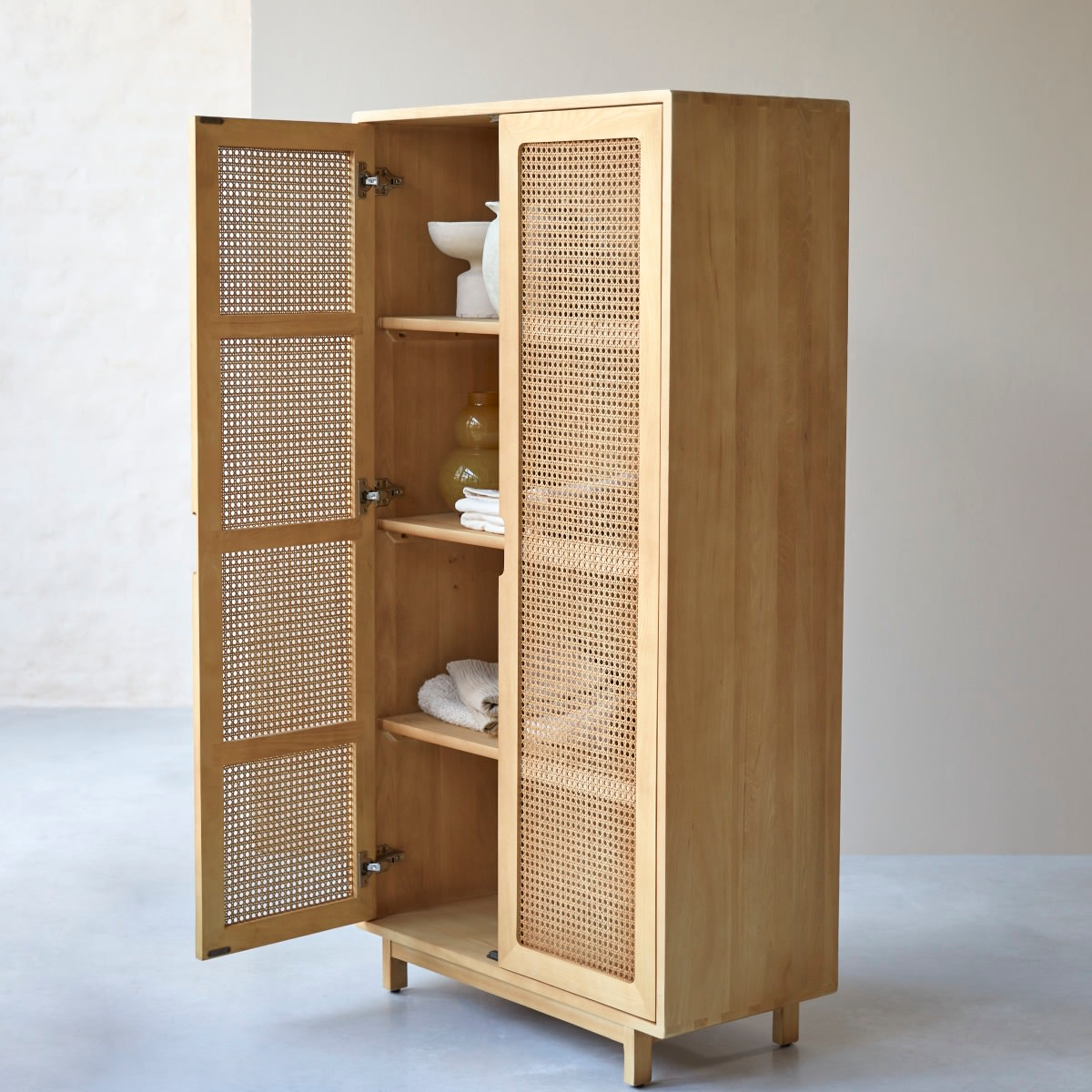 Armoire de Rangement Japandi en Orme Massif et Cannage – Luis