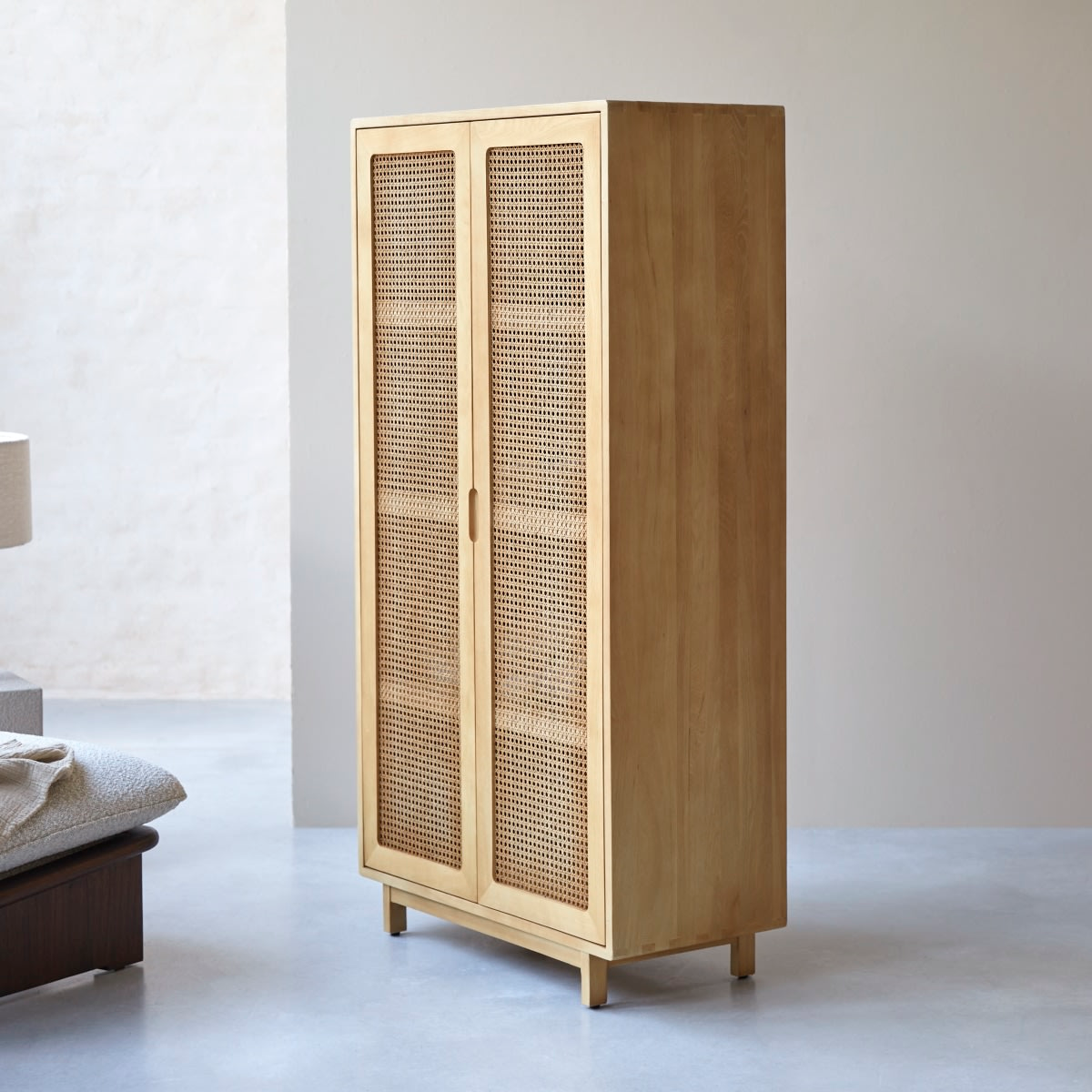 Armoire de Rangement Japandi en Orme Massif et Cannage – Luis