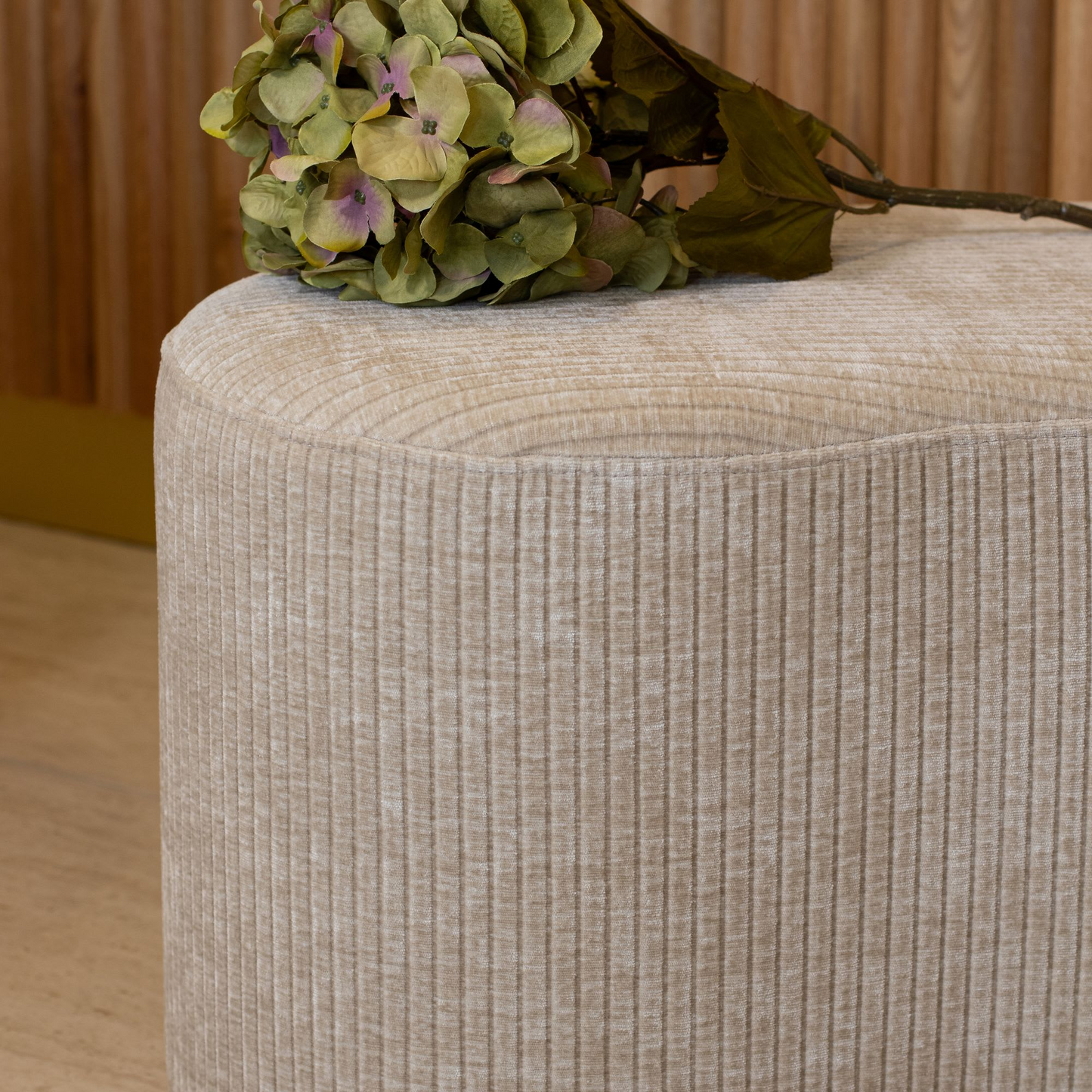 Banc en tissu bouclette beige et structure bois Japandi – Côme