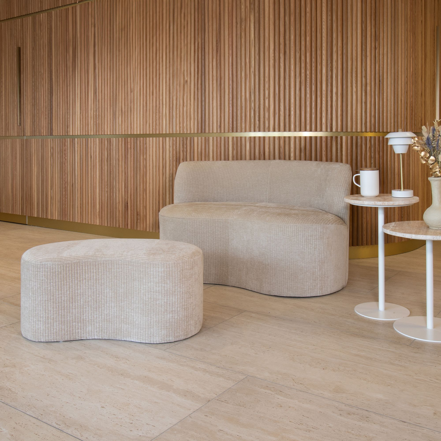 Banc en tissu bouclette beige et structure bois Japandi – Côme