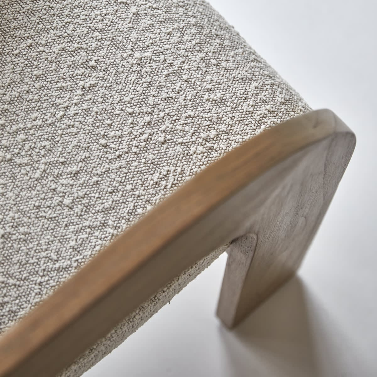 Chaise Japandi en mindi massif et tissu écru – Boti