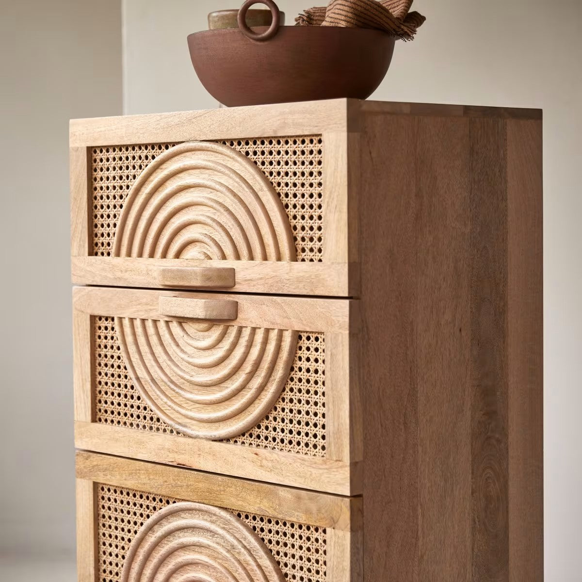 Commode Japandi manguier massif et rotin – Sina