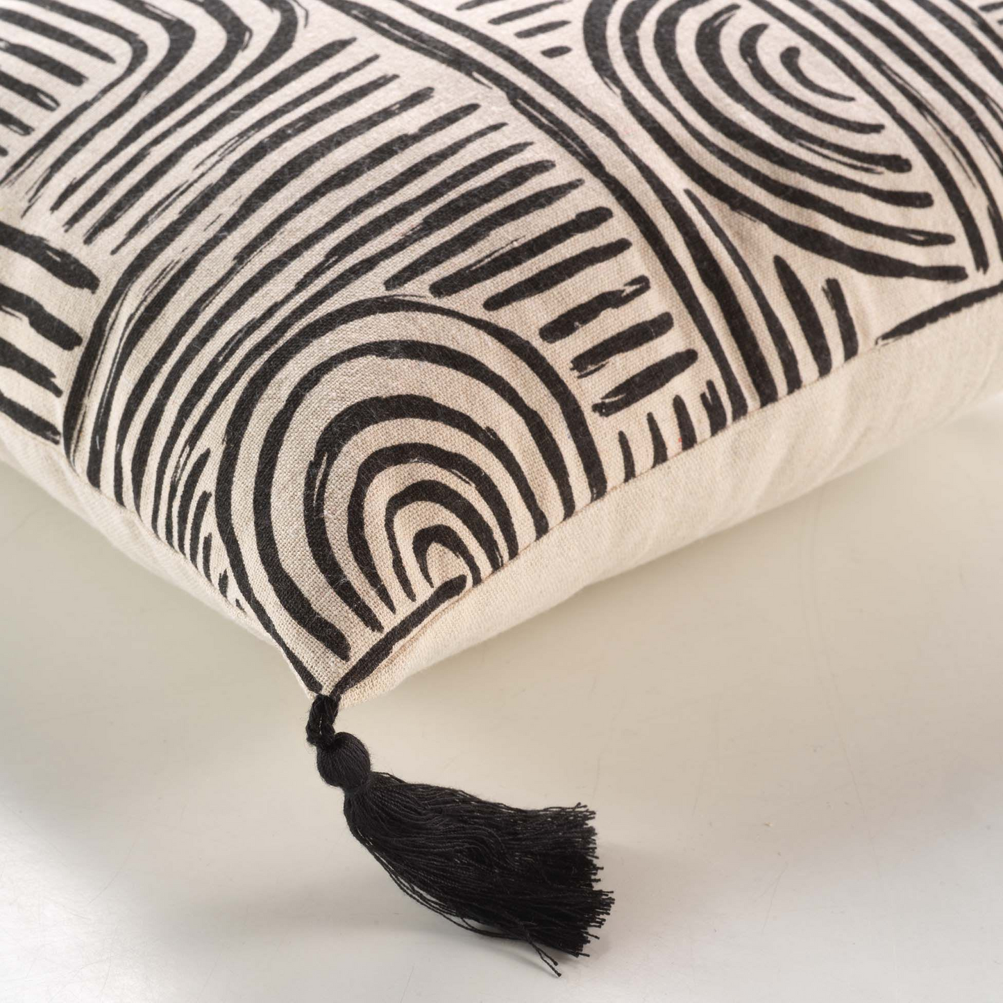 Coussin Déhoussable Japandi en Polycoton Écru et Noir 45x45 cm – Estero Douceur d'Intérieur