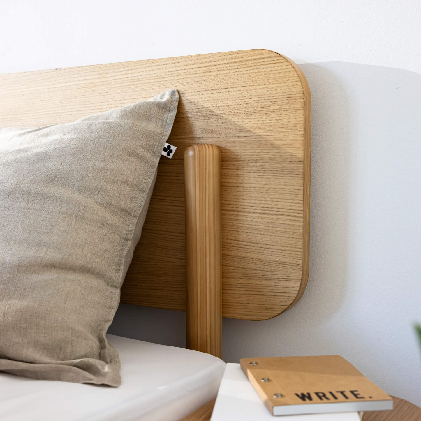 Ensemble Lit et Tête de Lit Japandi en Bois Naturel – Nom du Produit