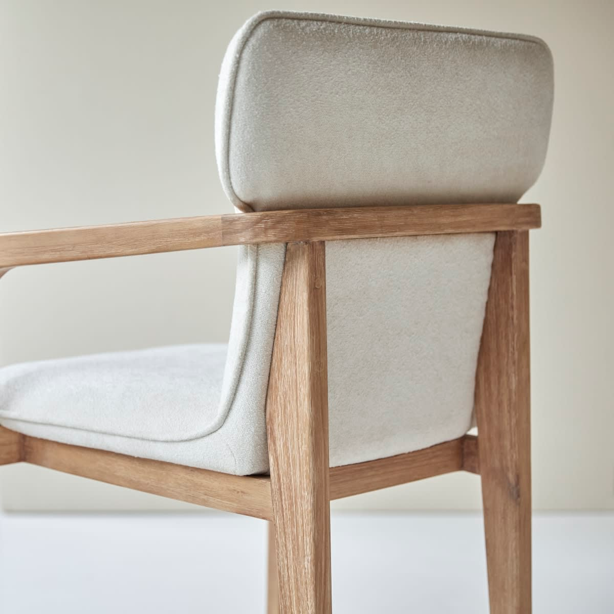 Fauteuil Japandi en acacia massif et tissu – Viktor