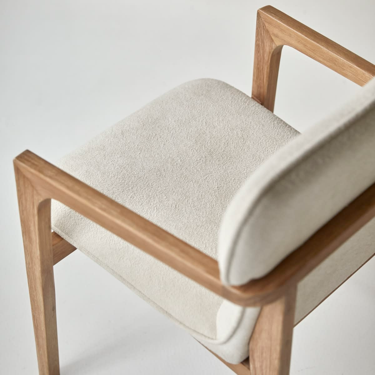 Fauteuil Japandi en acacia massif et tissu – Viktor