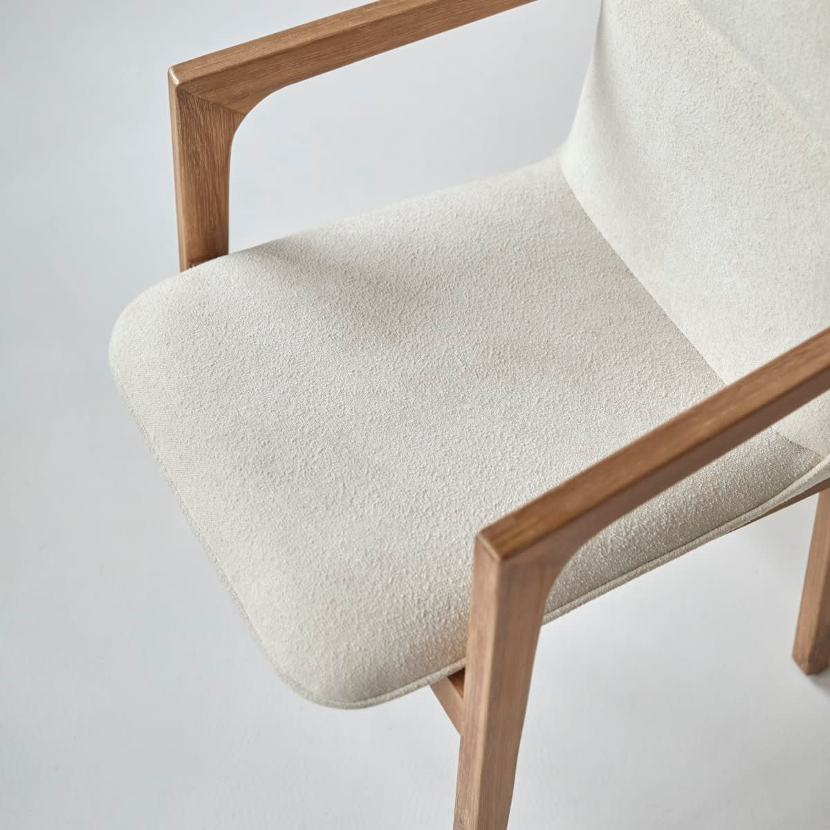 Fauteuil Japandi en acacia massif et tissu – Viktor