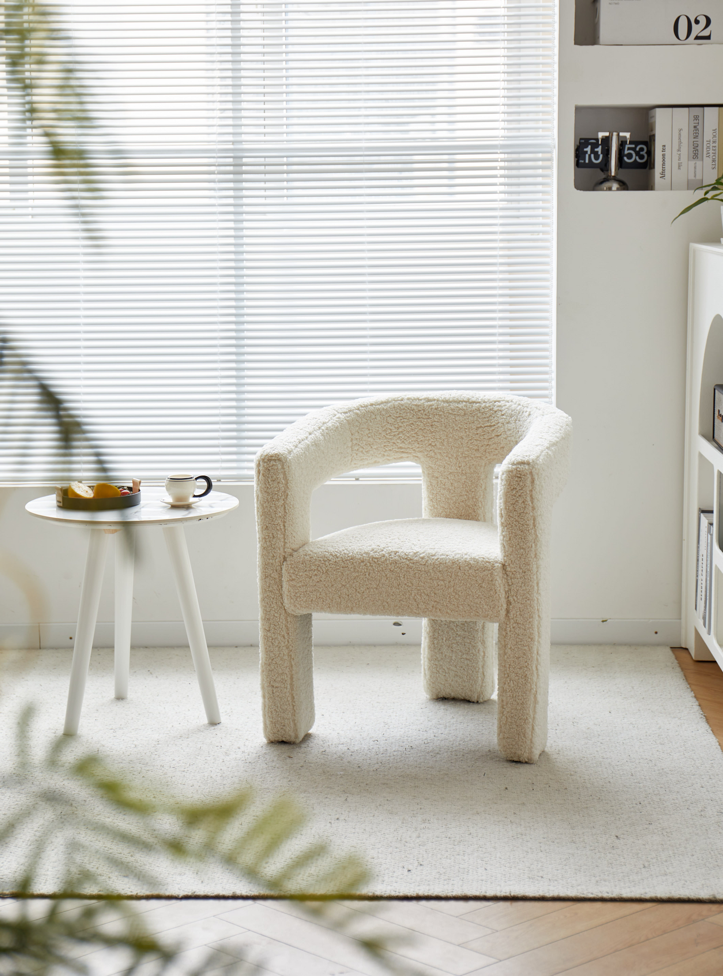 Fauteuil Japandi scandinave en bouclettes blanches – CHESS