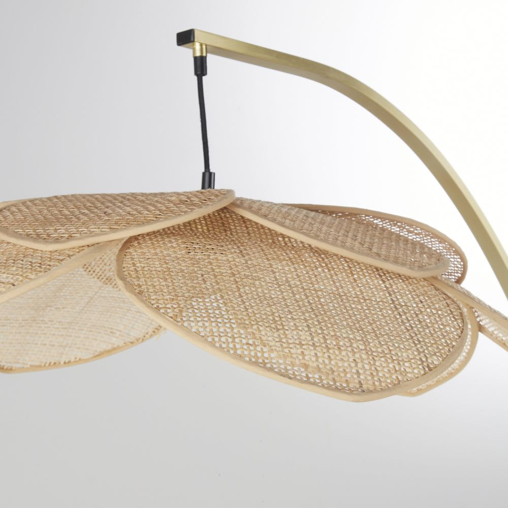 Lampadaire Japandi arqué en métal doré et abat-jour pétales en rotin – H182