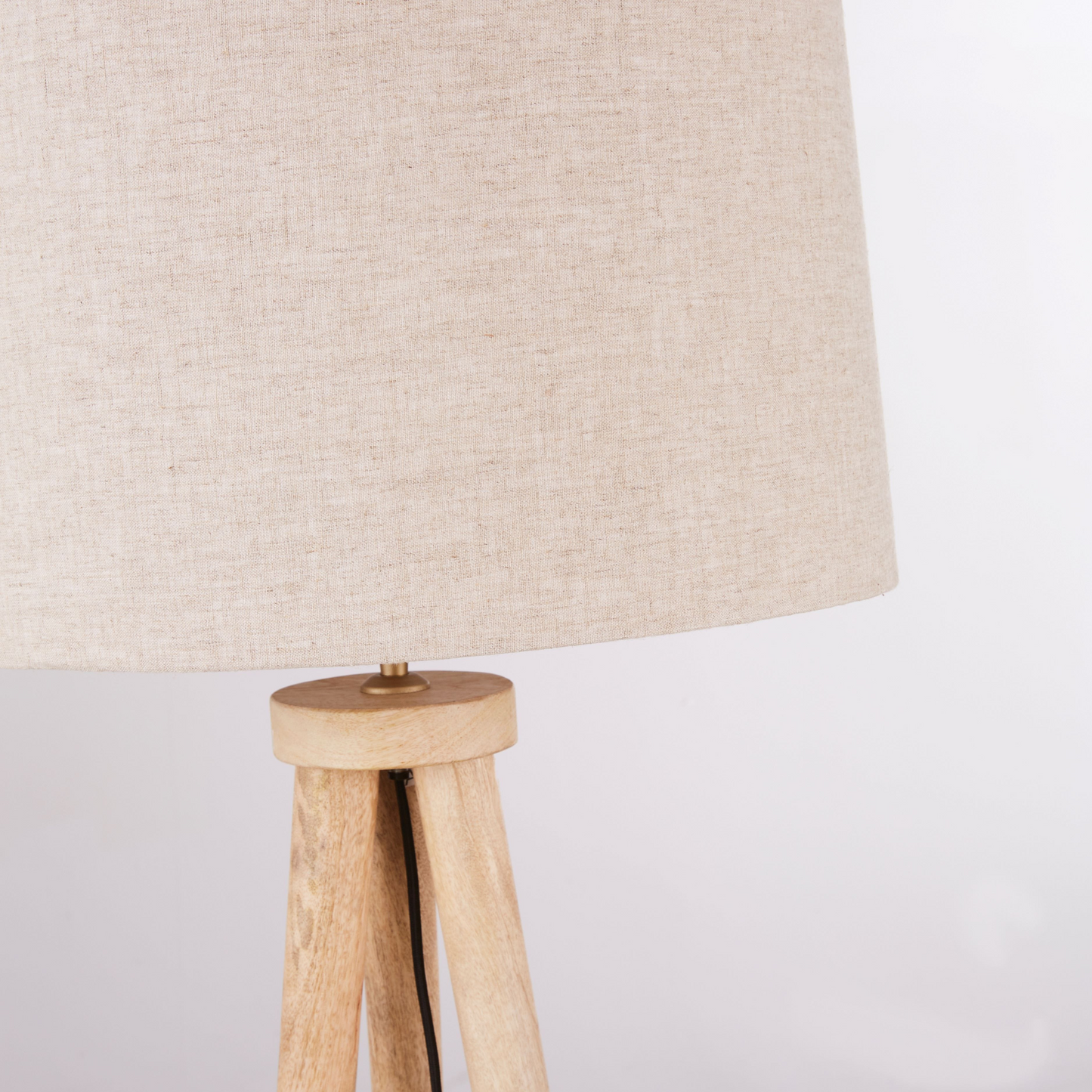 Lampadaire Japandi trépied en bois de manguier et abat-jour en lin beige H150 – Nom du Produit