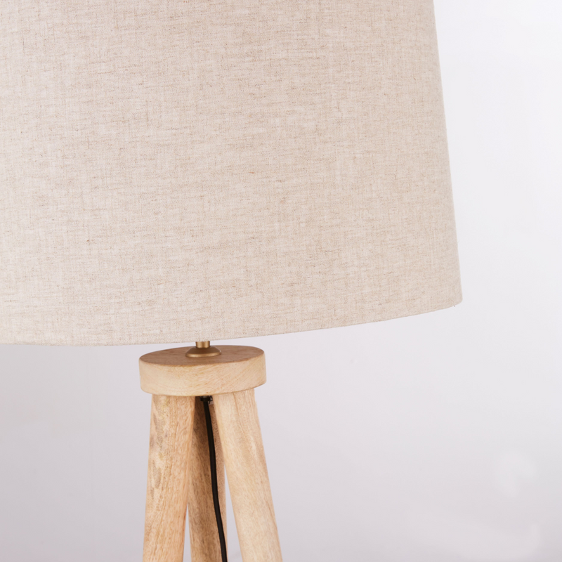 Lampadaire Japandi trépied en bois de manguier et abat-jour en lin beige H150 – Nom du Produit