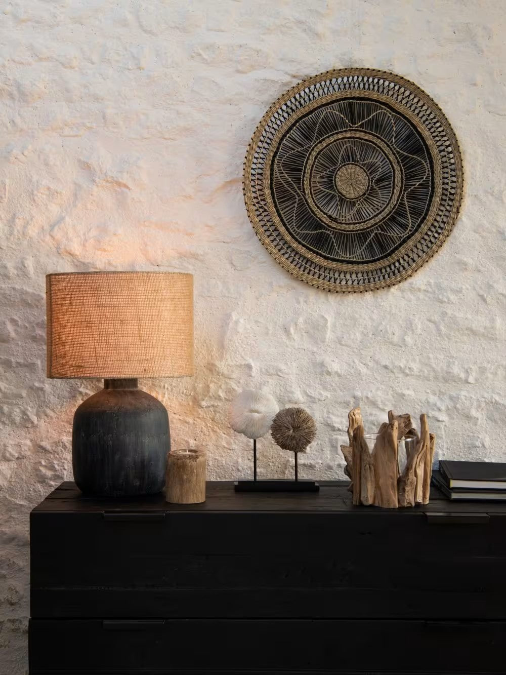 Lampe Japandi en céramique noire avec abat-jour en jute – Saveria