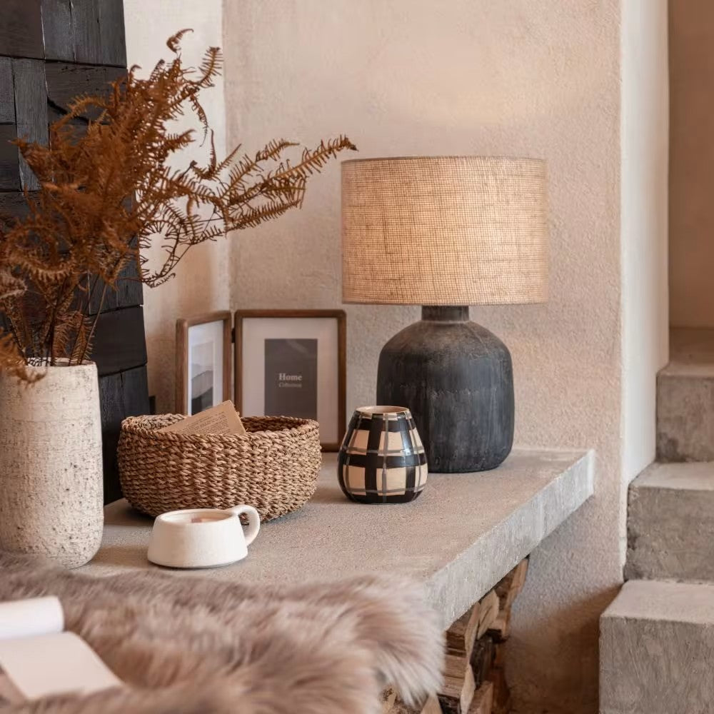 Lampe Japandi en céramique noire avec abat-jour en jute – Saveria
