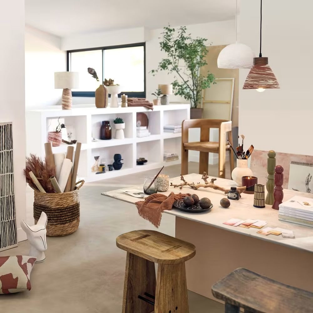 Lampe Japandi en céramique noire et crème avec abat-jour en jute – Nelsana