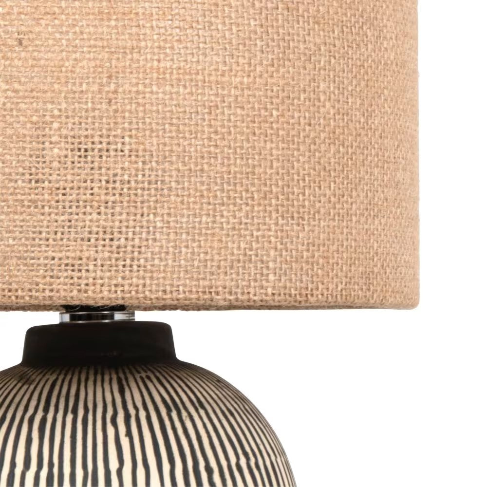 Lampe Japandi en céramique noire et crème avec abat-jour en jute – Nelsana