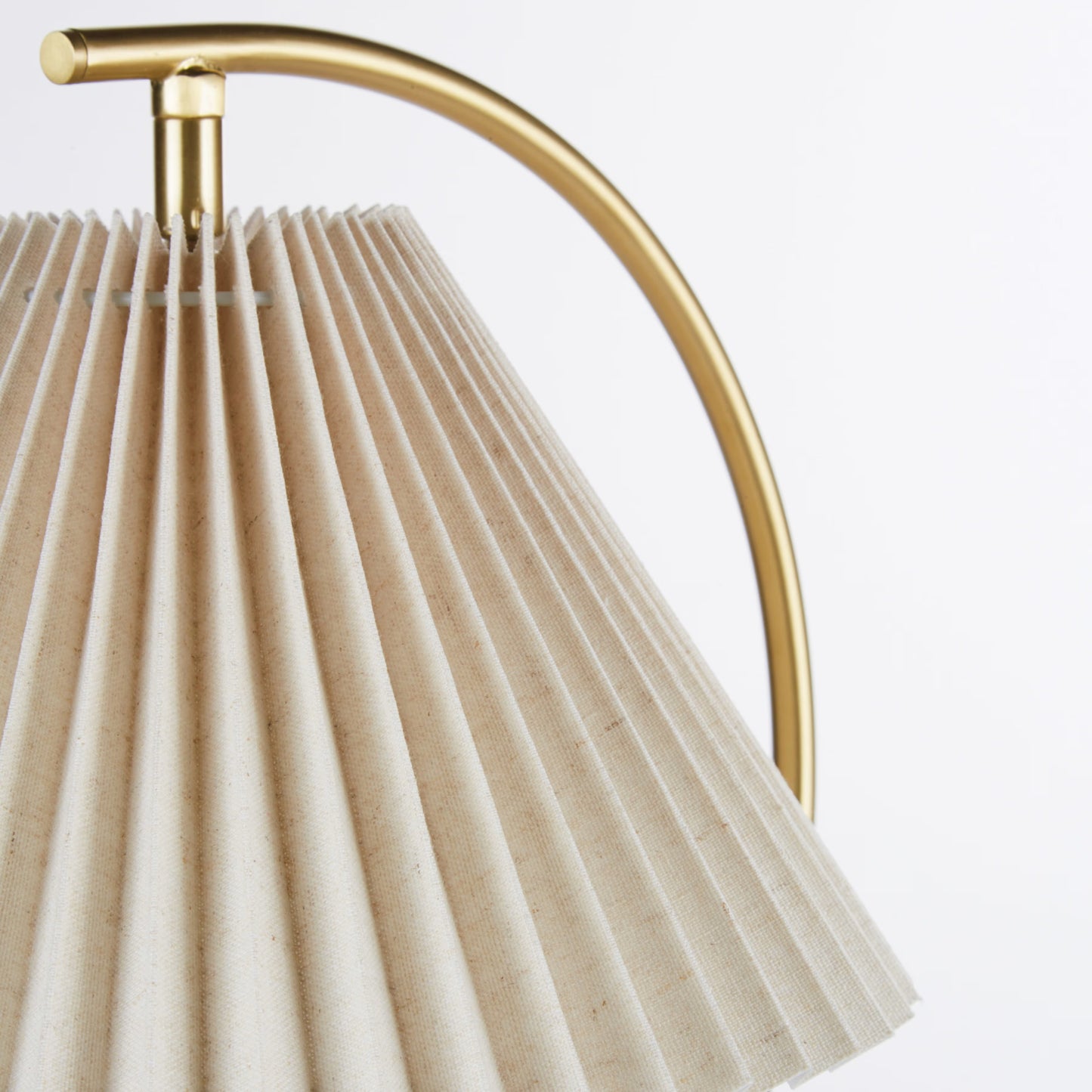Lampe Japandi en métal doré avec abat-jour conique beige – Bérénice