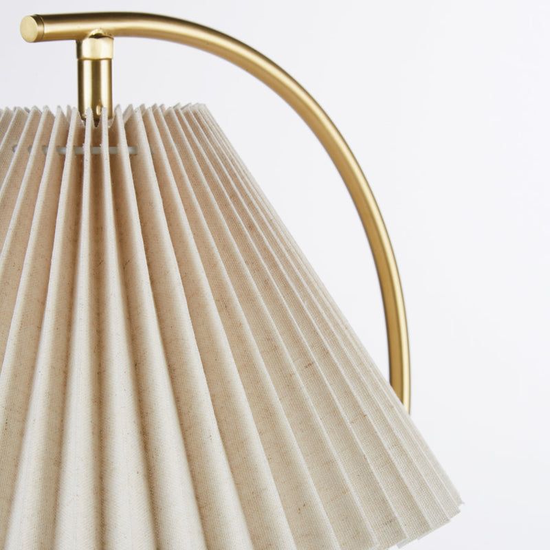 Lampe Japandi en métal doré avec abat-jour conique beige – Bérénice