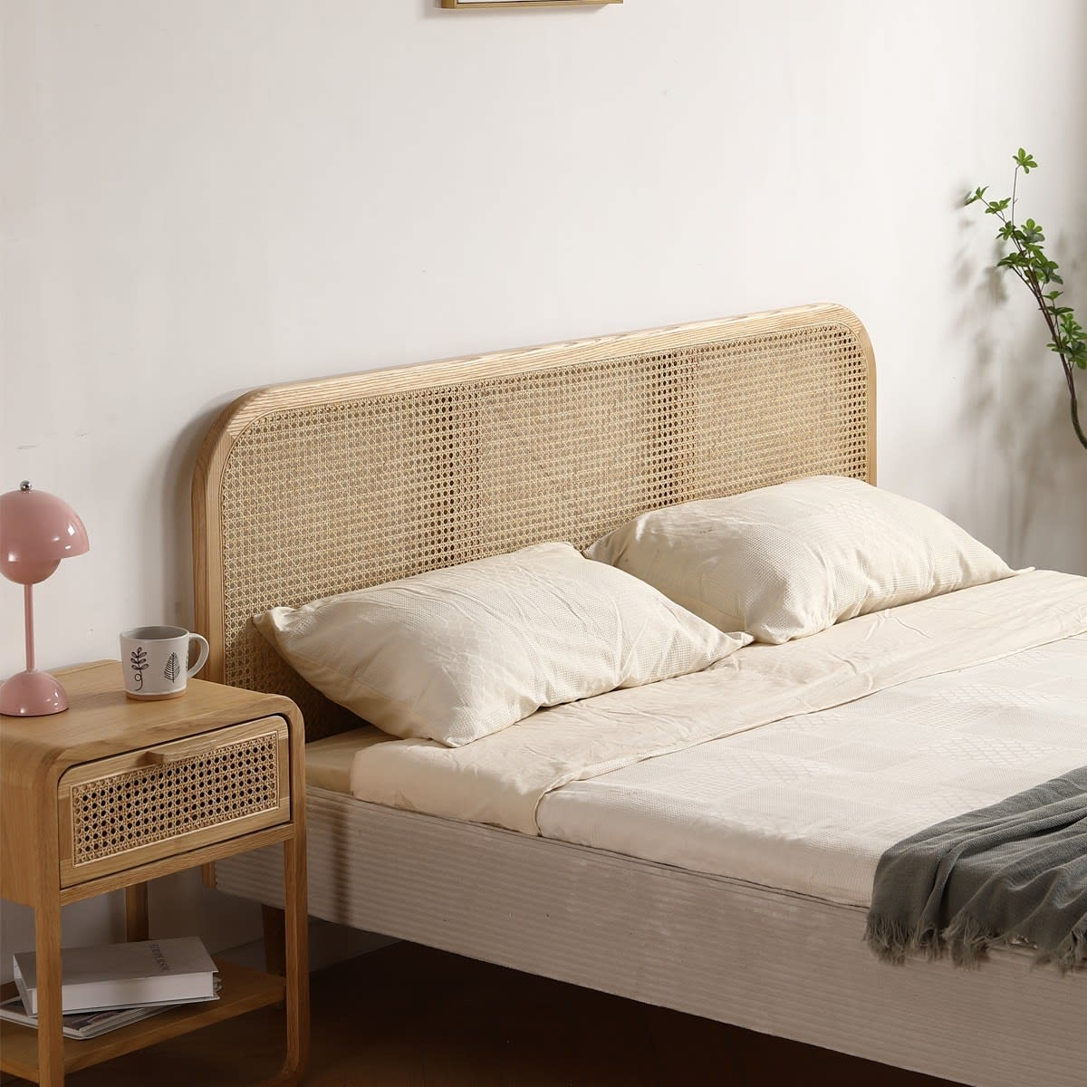 Lit Japandi 180x200 cm en velours côtelé beige tête de lit cannage – Dalia