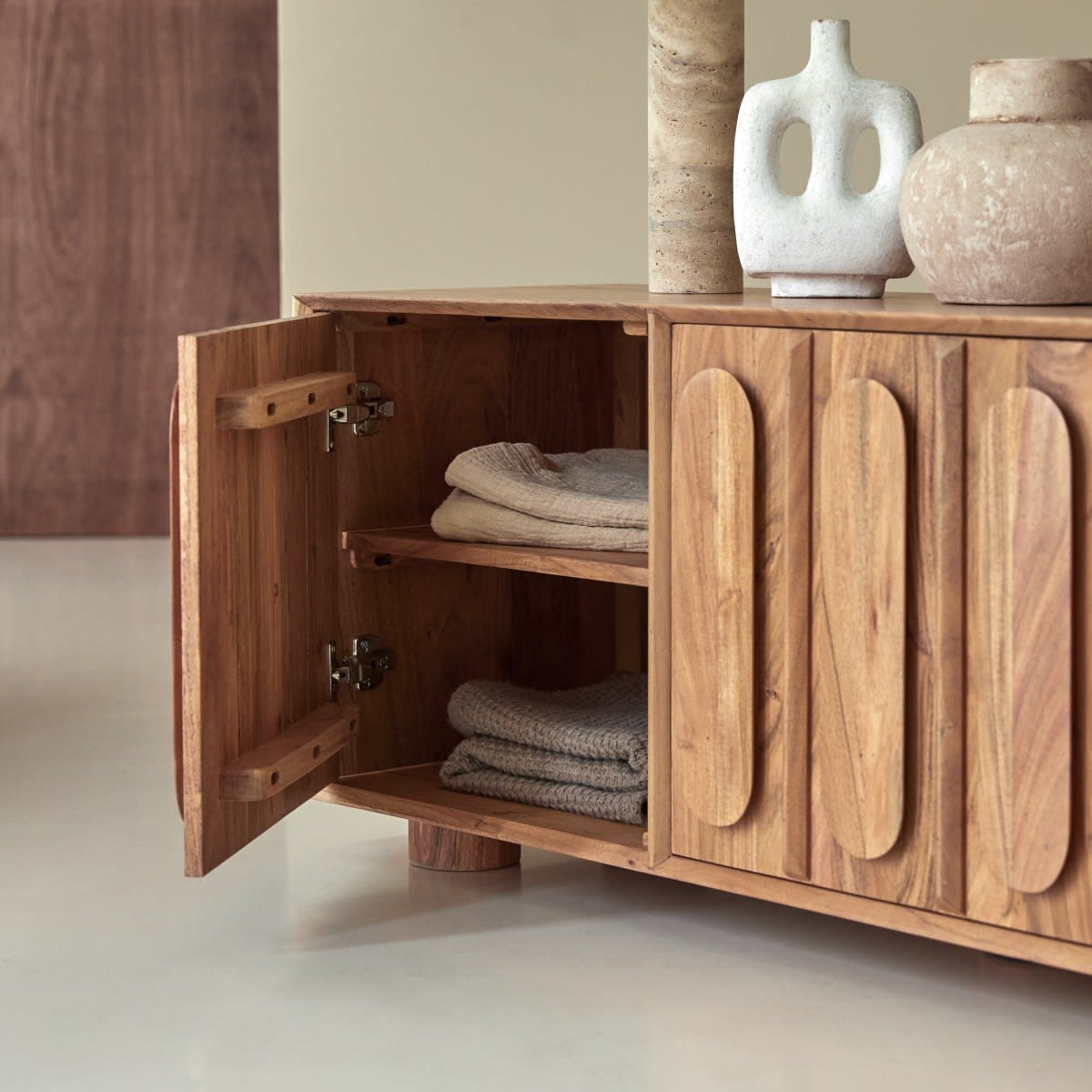 Meuble TV Japandi en acacia massif 145 cm – Olga