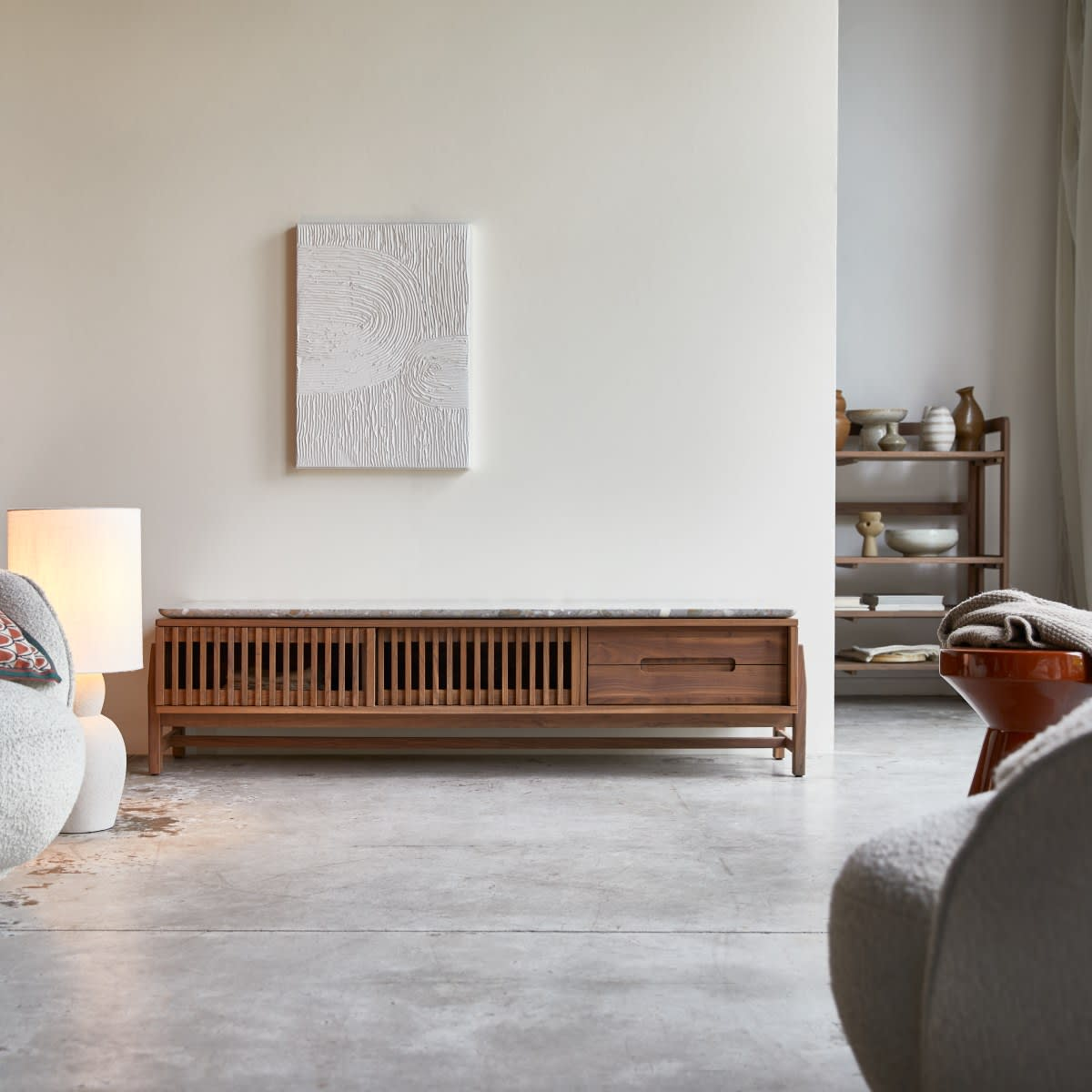 Meuble TV Japandi noyer massif et terrazzo 175 cm – Isaure