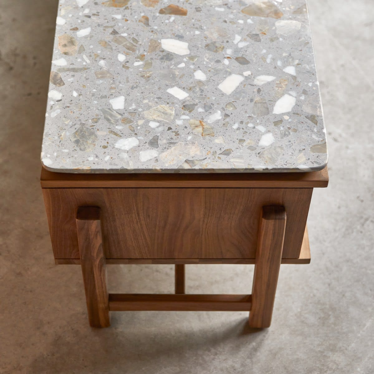 Meuble TV Japandi noyer massif et terrazzo 175 cm – Isaure