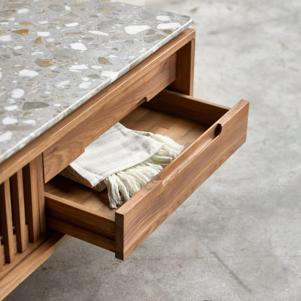 Meuble TV Japandi noyer massif et terrazzo 175 cm – Isaure