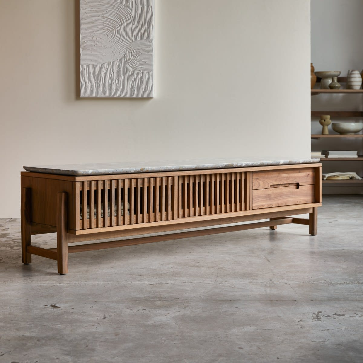 Meuble TV Japandi noyer massif et terrazzo 175 cm – Isaure