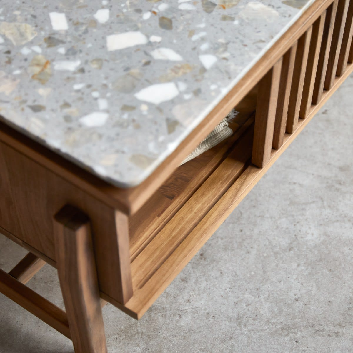 Meuble TV Japandi noyer massif et terrazzo 175 cm – Isaure