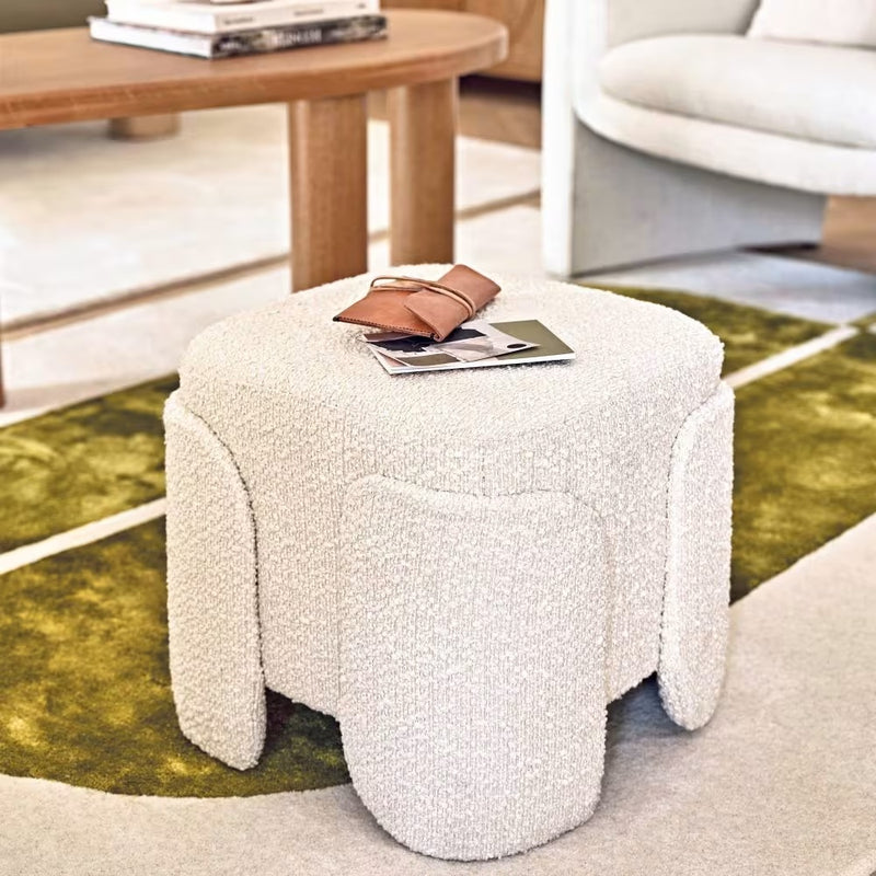 Pouf Japandi en bois de peuplier et tissu écru effet laine bouclée