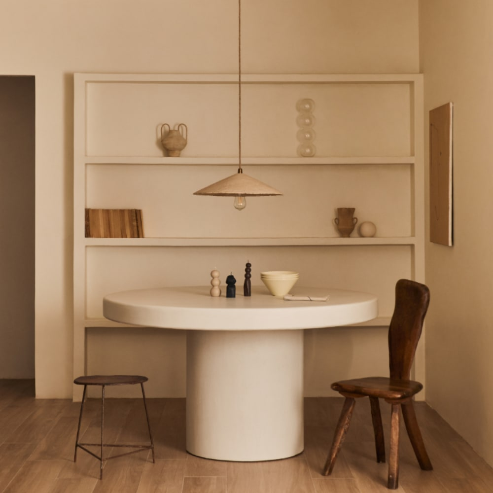 Table à Manger Japandi en Microciment Blanc 140 cm – Persillé by Marlot Baus