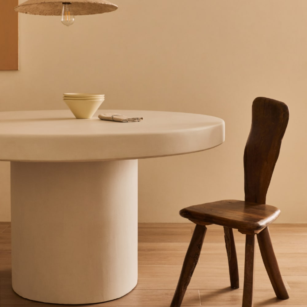 Table à Manger Japandi en Microciment Blanc 140 cm – Persillé by Marlot Baus