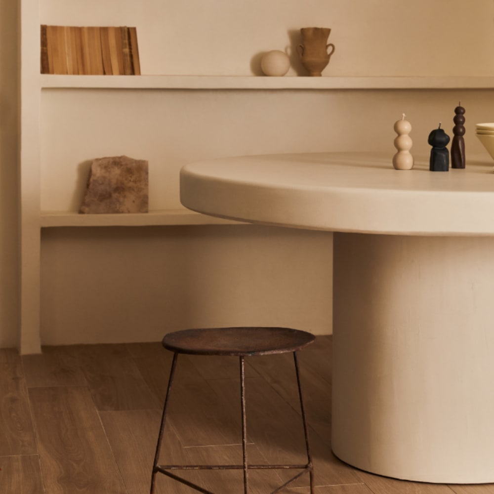 Table à Manger Japandi en Microciment Blanc 140 cm – Persillé by Marlot Baus