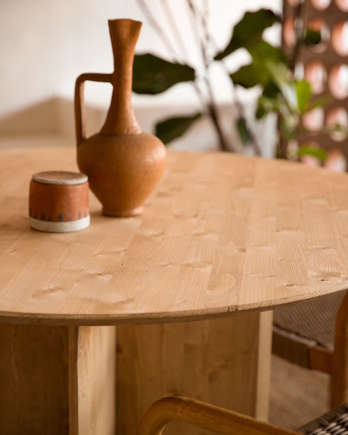 Table à Manger Ronde Japandi en Bois de Sapin Marron 110x75,2cm – Bloom