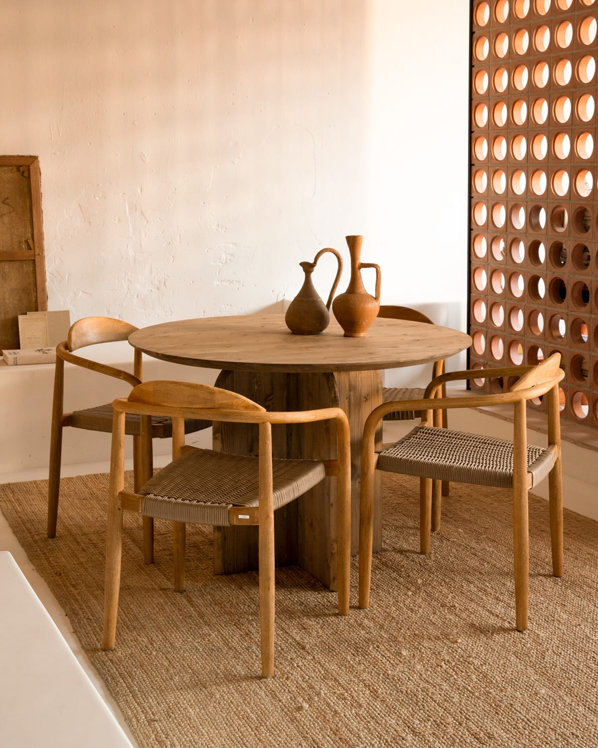 Table à Manger Ronde Japandi en Bois de Sapin Marron 110x75,2cm – Bloom