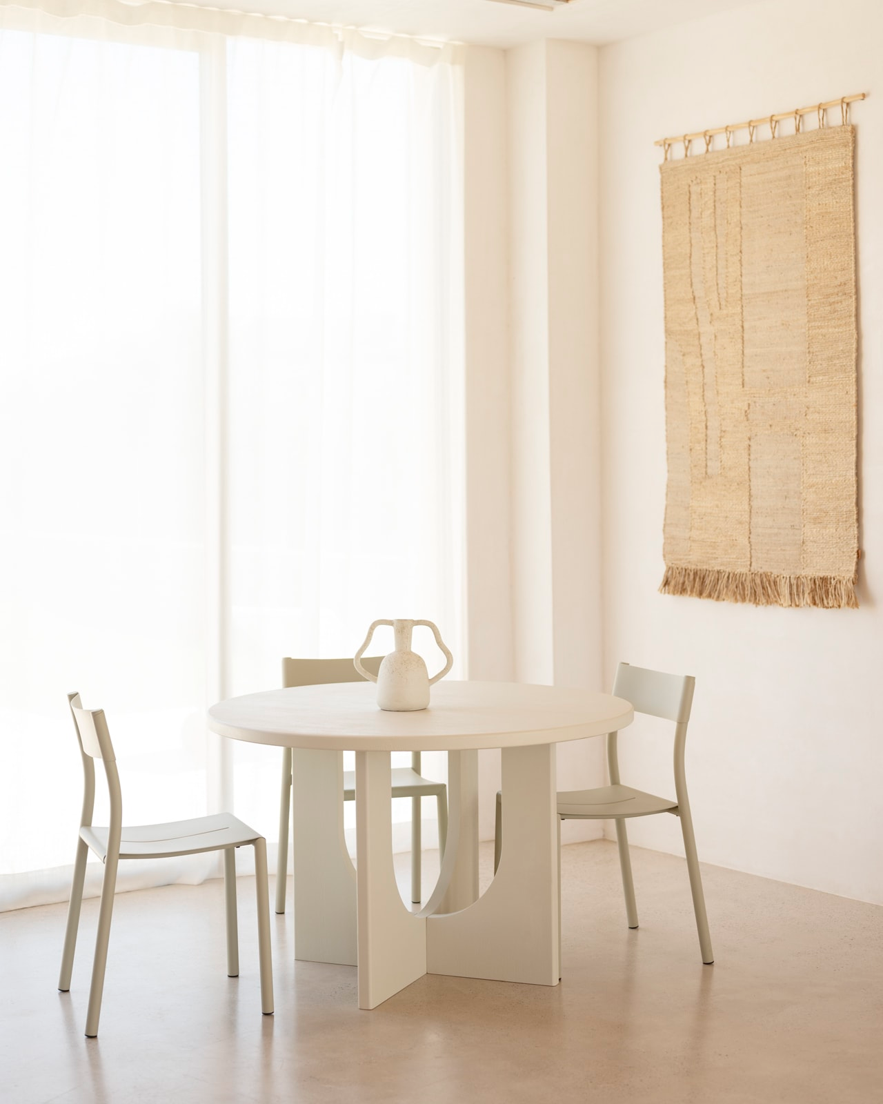 Table à Manger Ronde Japandi en Microciment 120x75cm – Lua