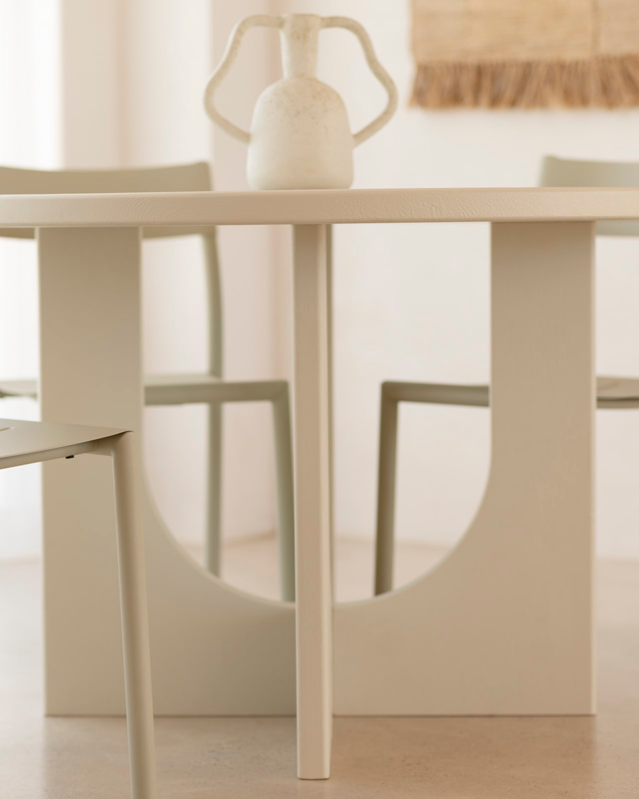 Table à Manger Ronde Japandi en Microciment 120x75cm – Lua