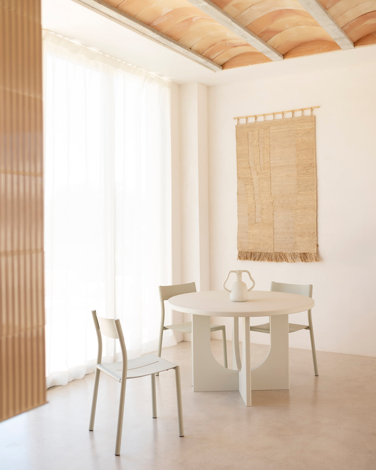 Table à Manger Ronde Japandi en Microciment 120x75cm – Lua