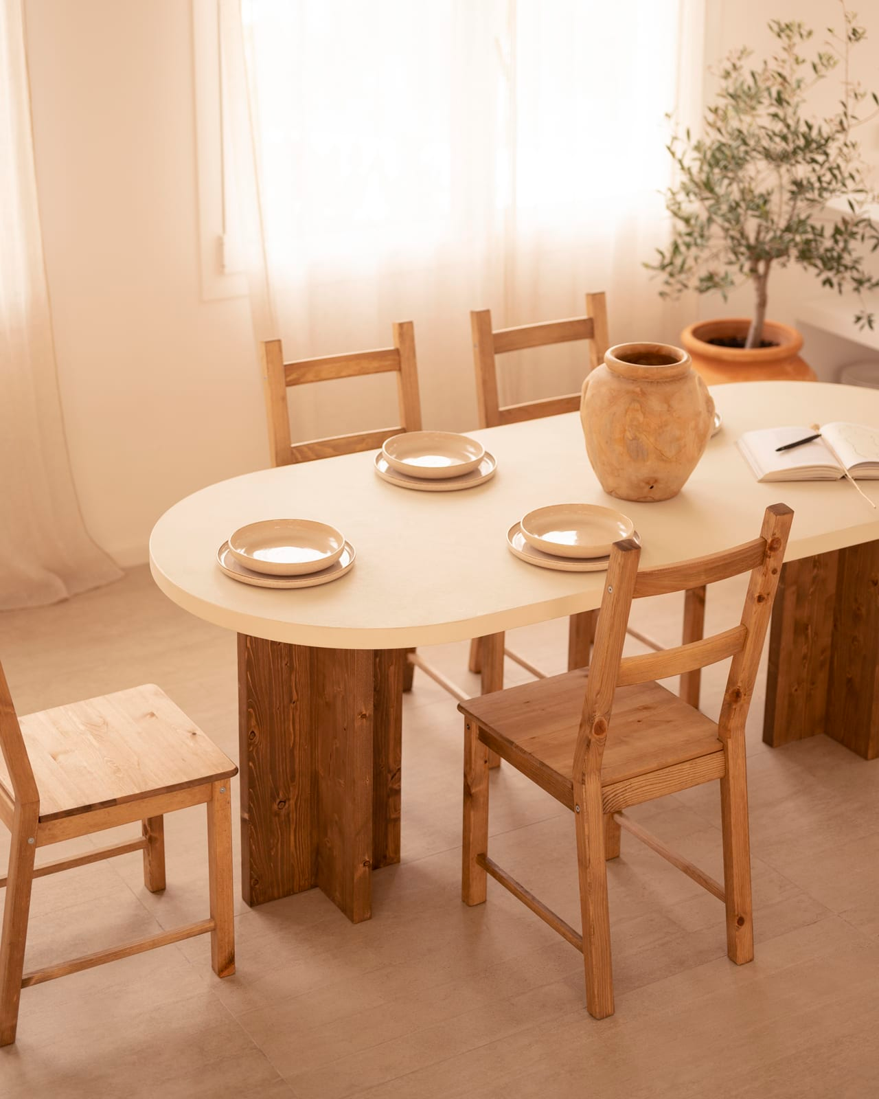 Table de Salle à Manger Ovale Japandi en Microciment Blanc Cassé 180x75cm – Tokyo