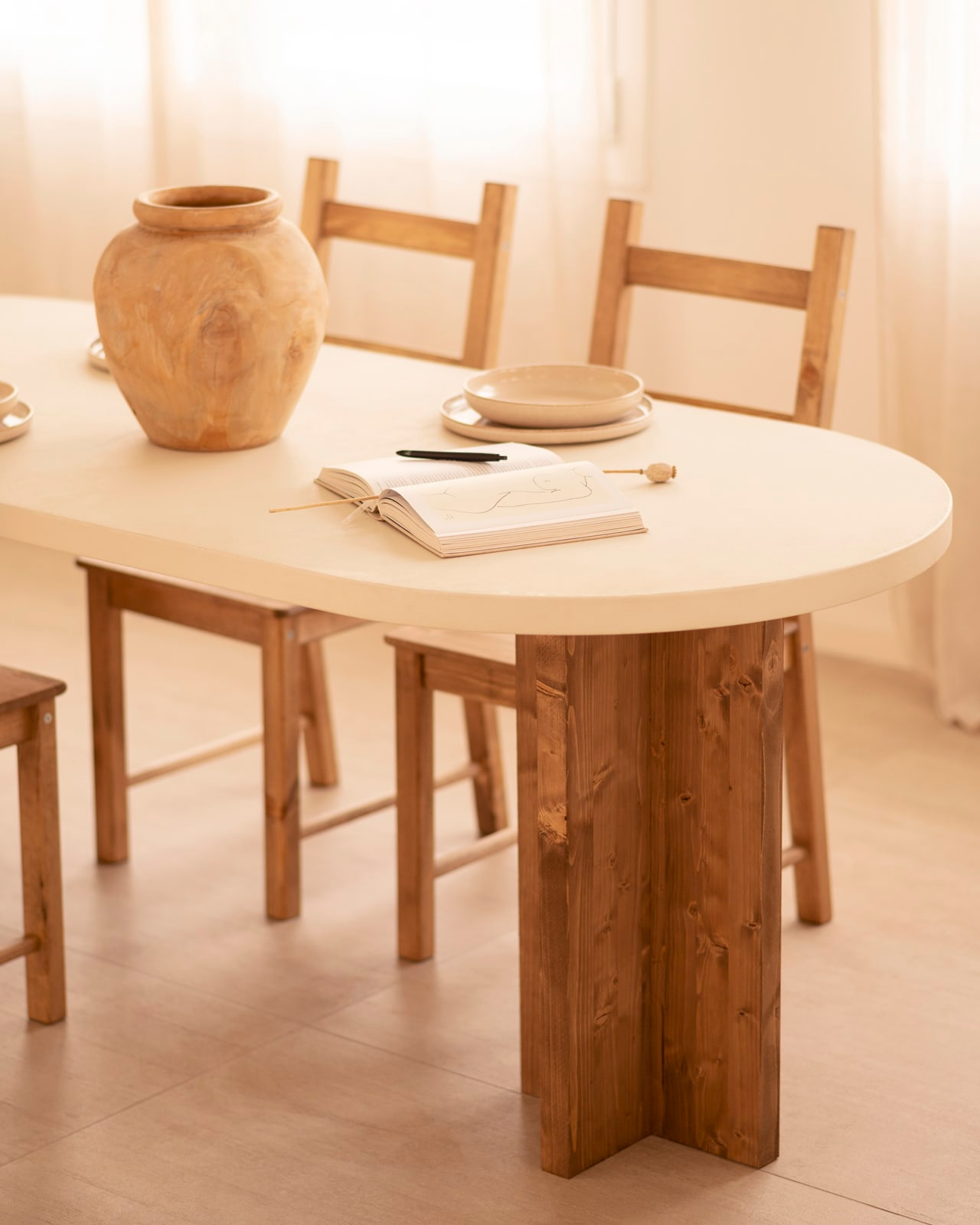 Table de Salle à Manger Ovale Japandi en Microciment Blanc Cassé 180x75cm – Tokyo