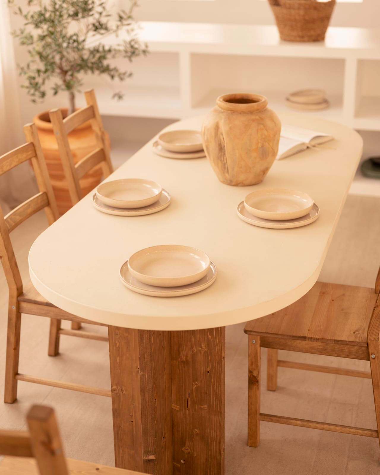 Table de Salle à Manger Ovale Japandi en Microciment Blanc Cassé 180x75cm – Tokyo