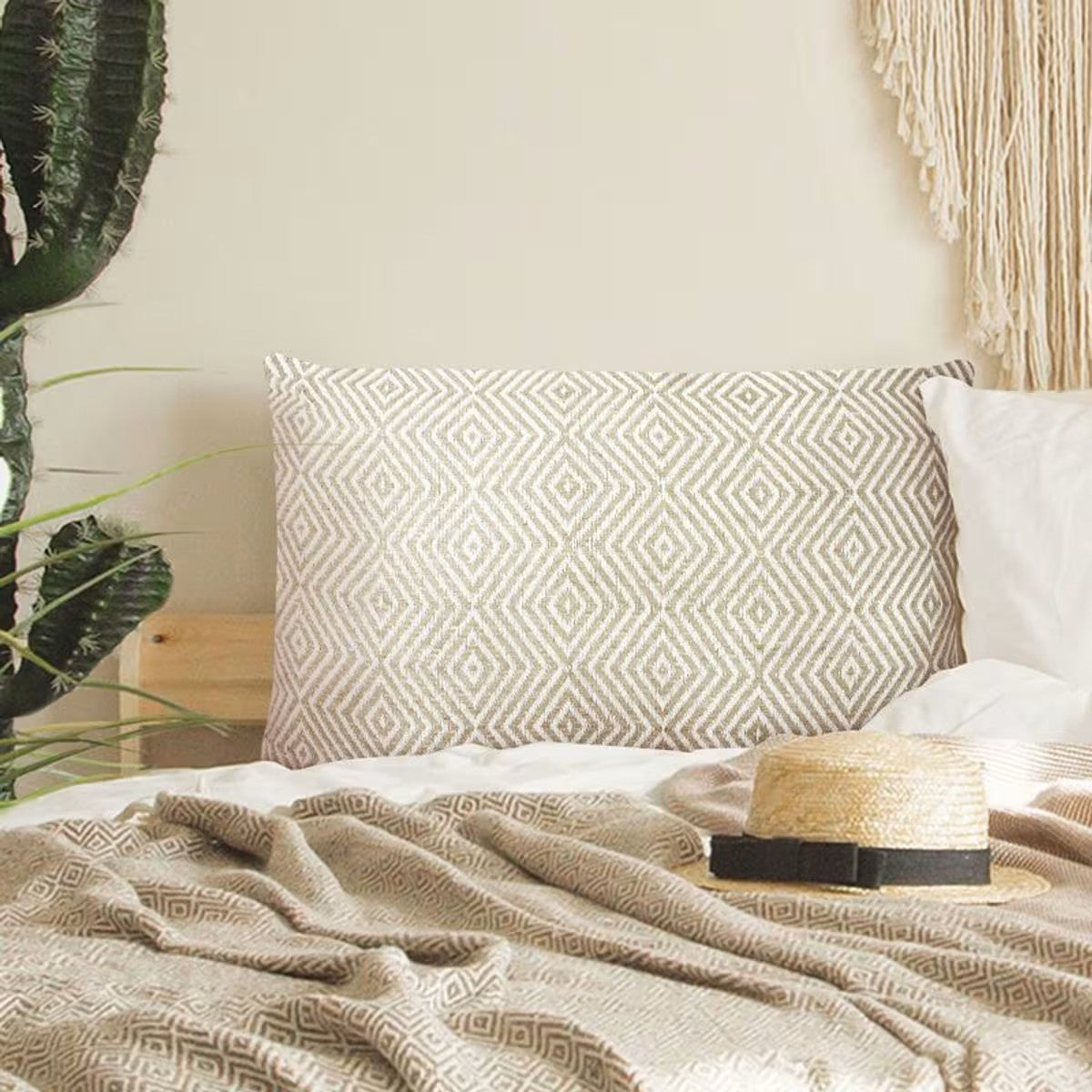 Coussin Japandi motif ikat blanc et beige – ESCAPADE