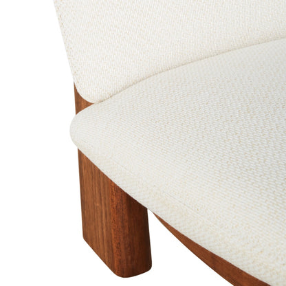 Fauteuil Japandi beige avec pieds en hévéa – Amaya