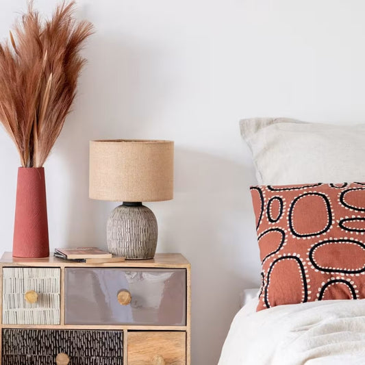 Lampe Japandi en céramique noire et crème avec abat-jour en jute – Nelsana