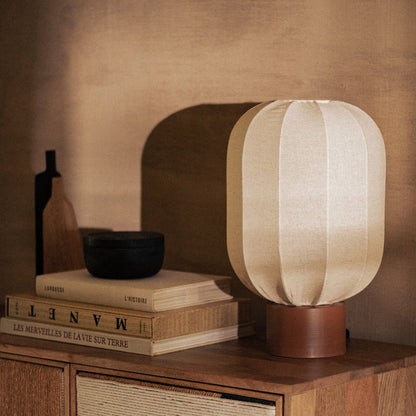 Lampe Japandi en métal marron avec abat-jour en coton blanc cassé – Ganavan